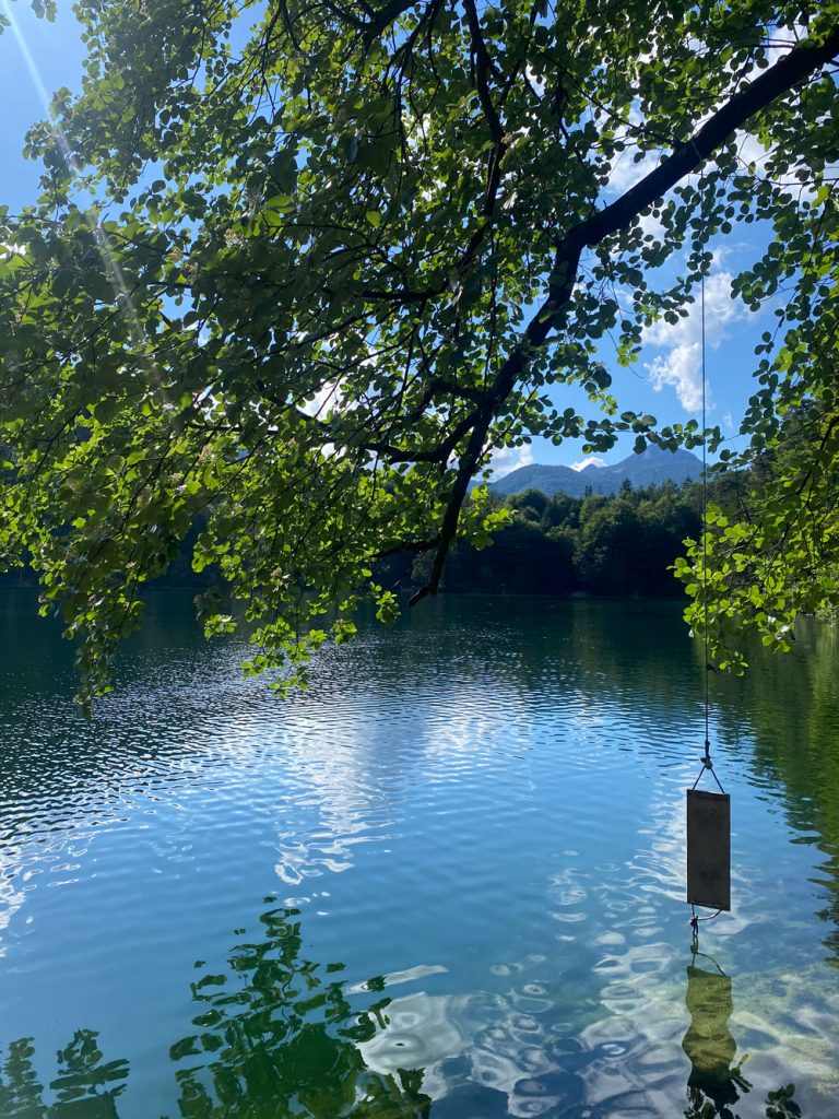 Kaputte Schaukel über See