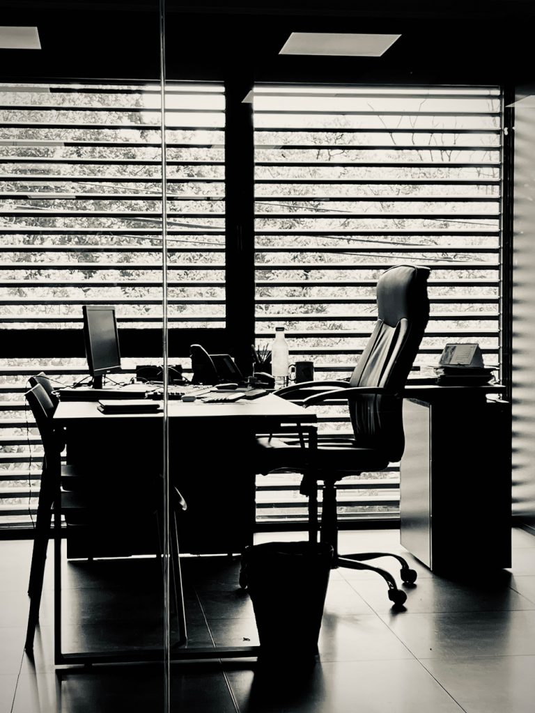 Verlassener Büro-Arbeitsplatz