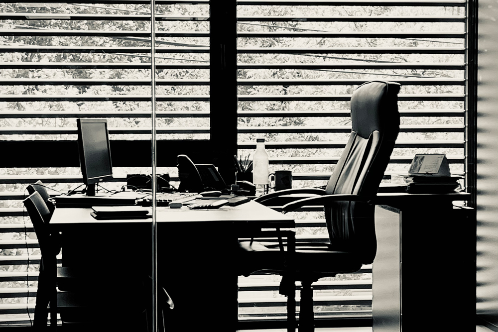 Büro-Arbeitsplatz leer schwarz-weiß